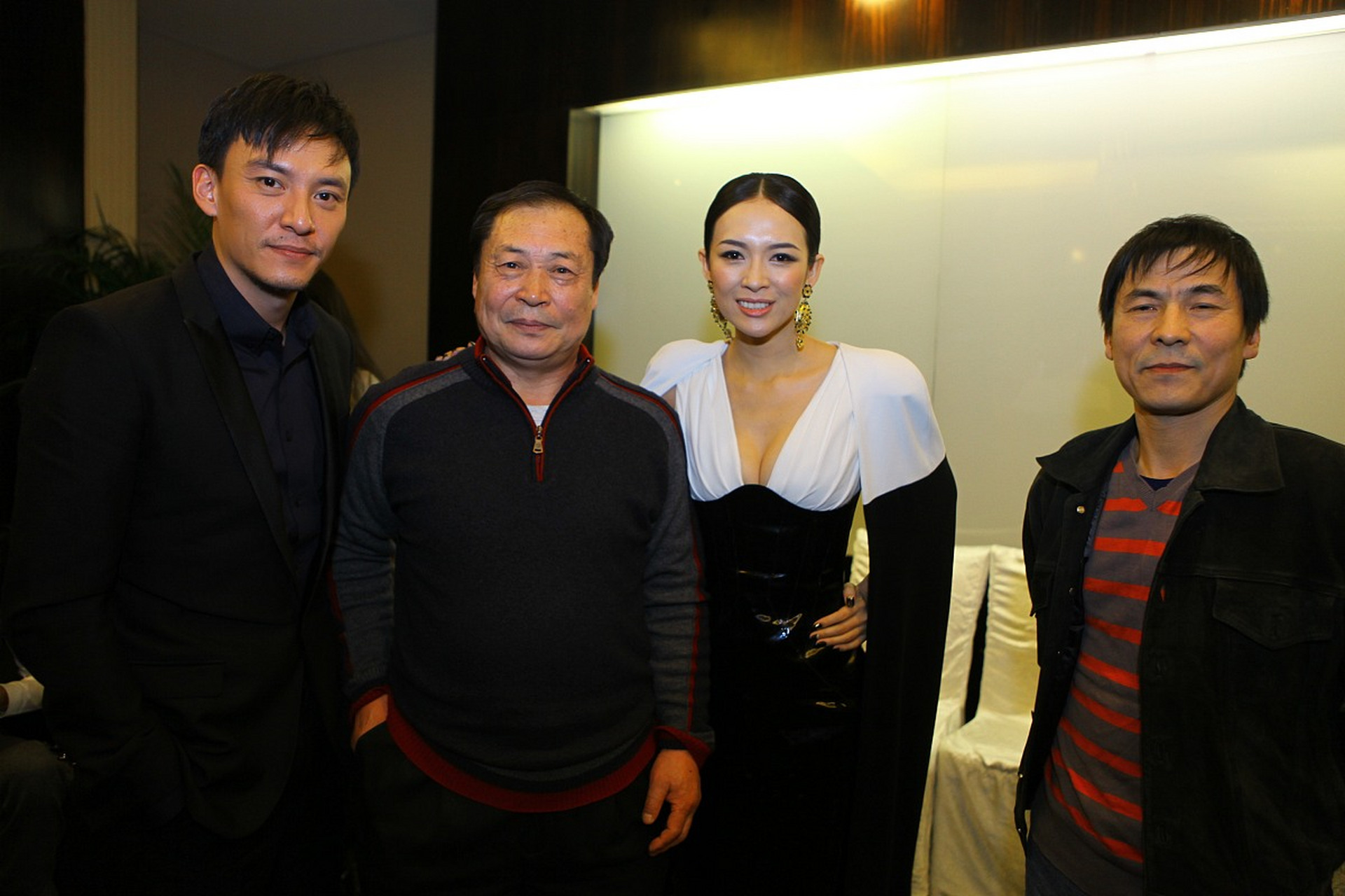 郎才女貌携手秀恩爱》  最近,一组章子怡和张震的合影照曝光,让人不禁