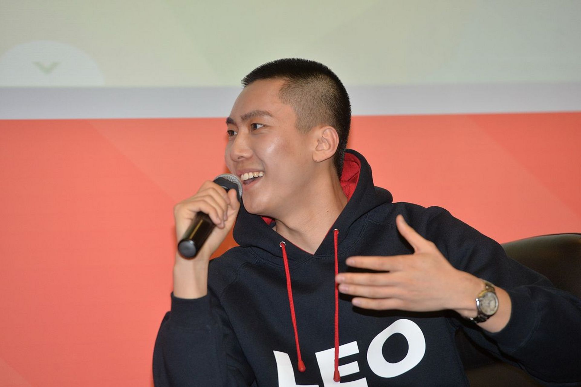 当时班主任气得直跺脚,怒骂他不自量力.