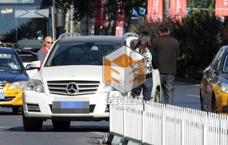 拾荒老人剐蹭豪车,车主说免责,提一条件,老人却怒而砸车