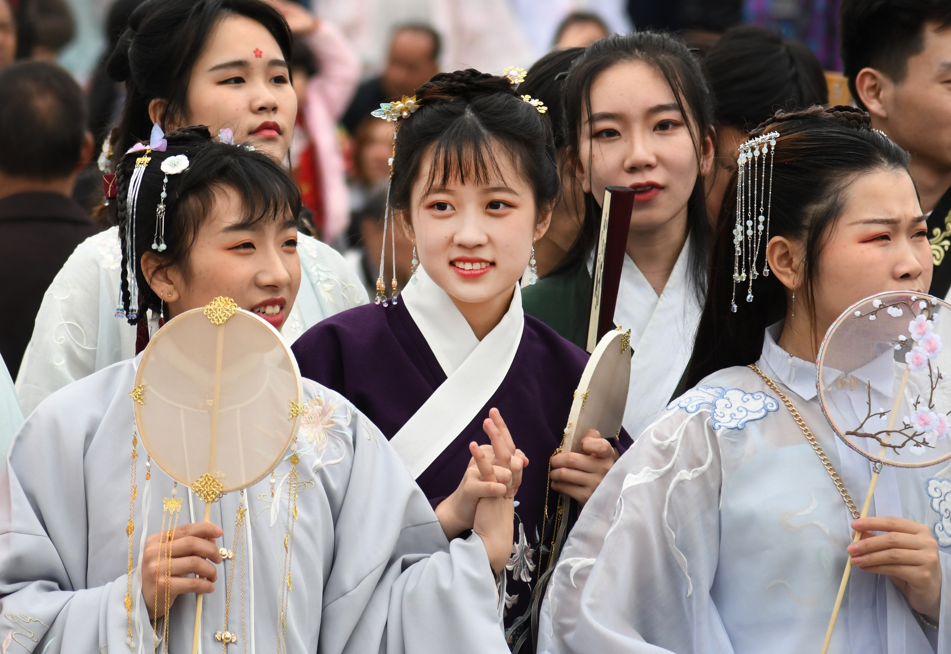 汉服游园迎"花朝"