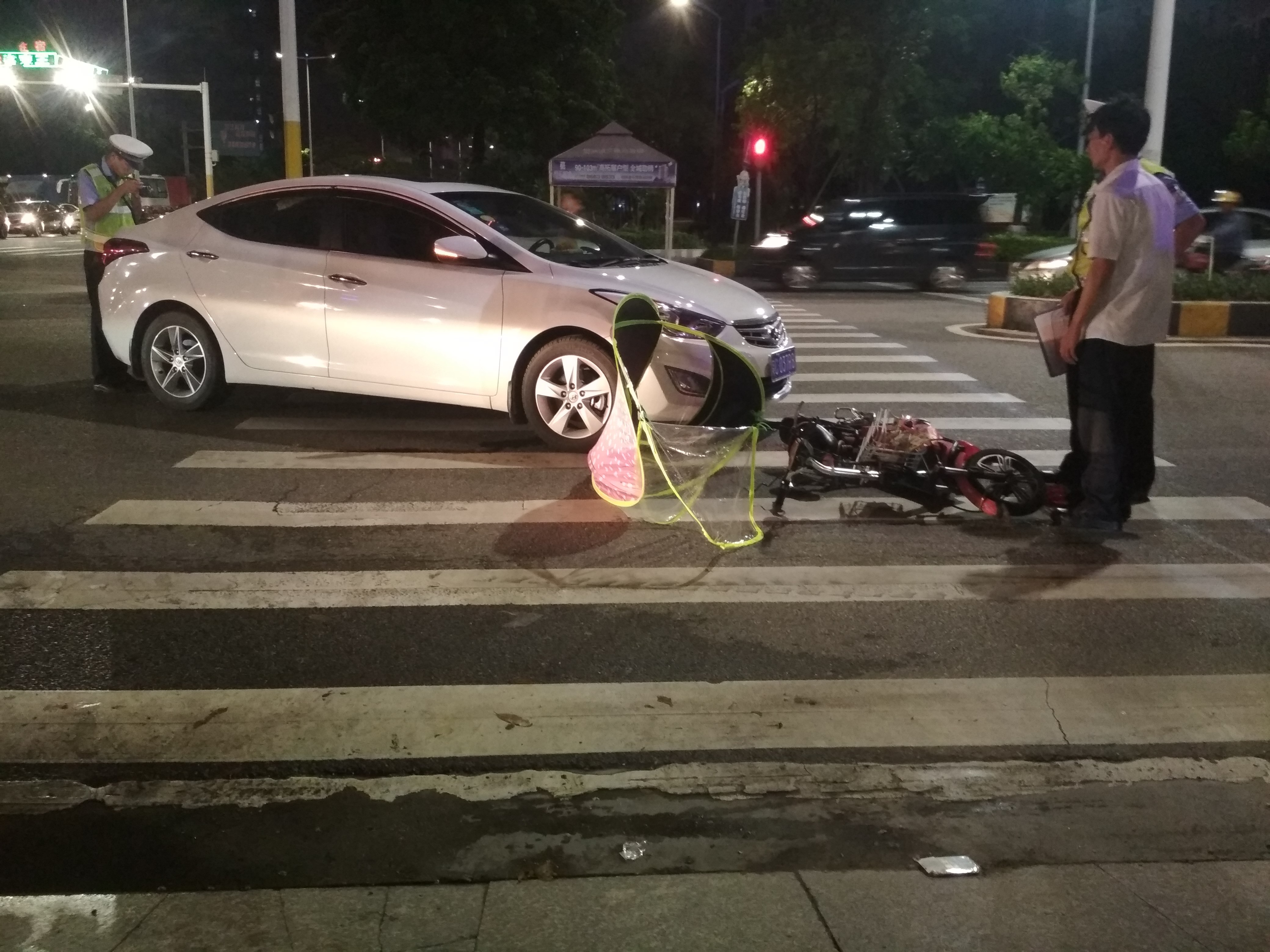 中山市某小車在斑馬線上與電動車發生交通事故