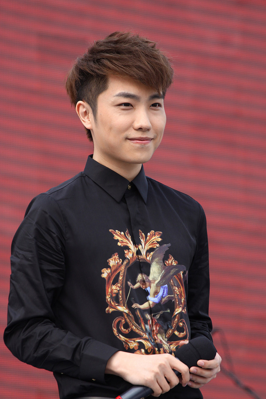 徐良发动态:很多朋友问我这三年去哪了,不发歌也不更新动态.