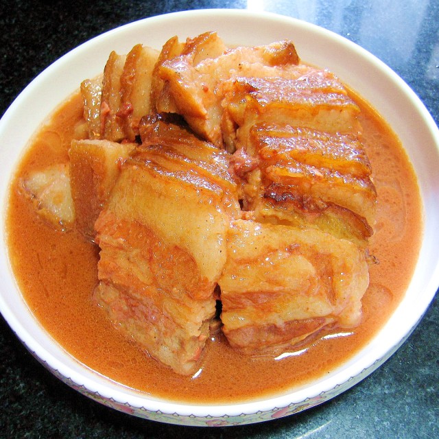 腐乳扣碗肉,其实就是腐乳扣肉,非常地道的北京菜呢