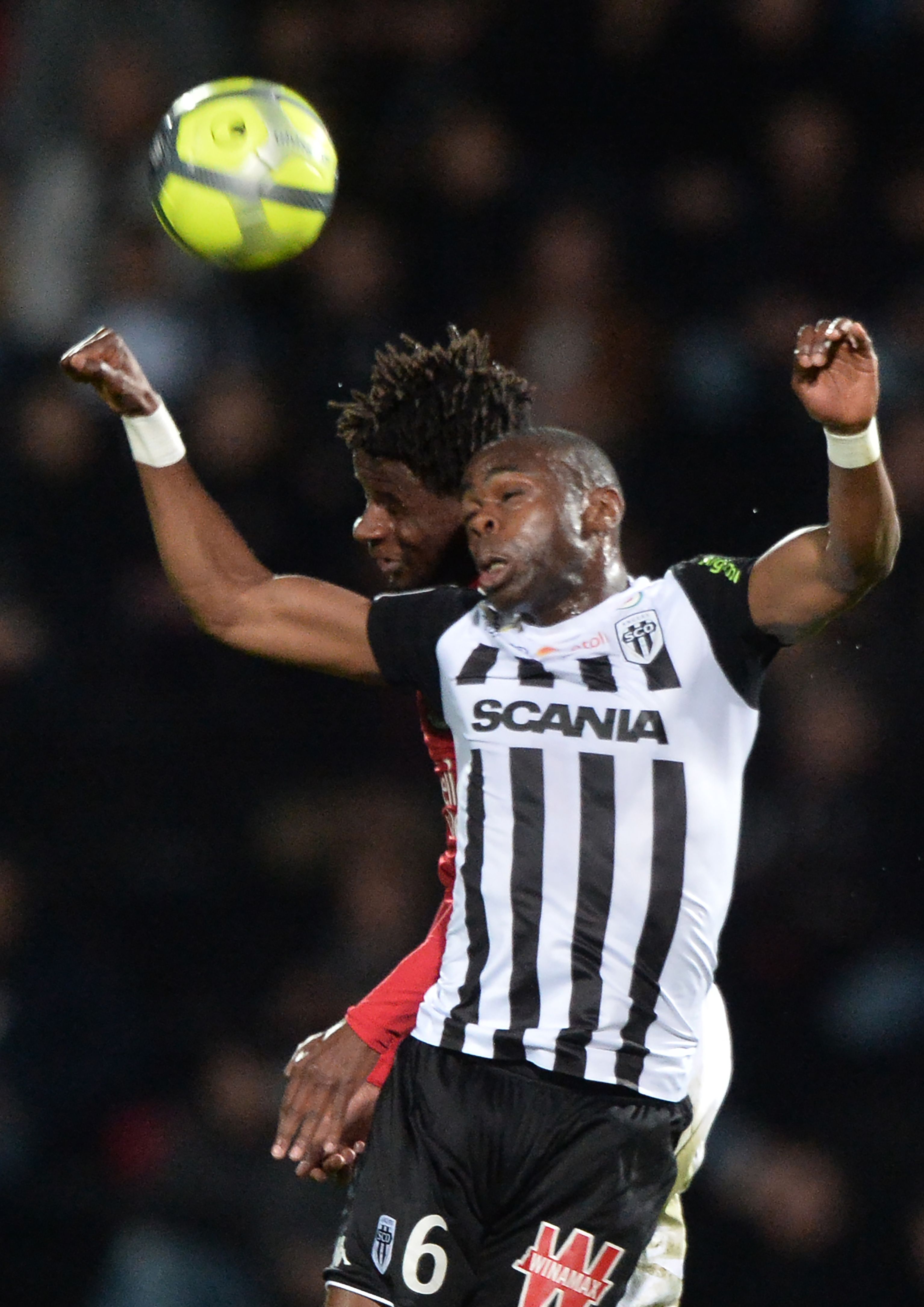 足球——法甲联赛:昂热平尼斯(8)