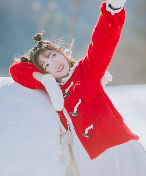 可爱俏皮红衣少女,雪地清新写真,青春活力甜美迷人