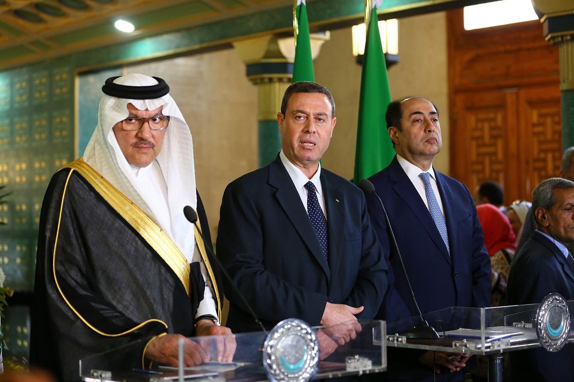 巴勒斯坦总统阿巴斯的车队遭到袭击,一名安保人员在袭击中死亡.