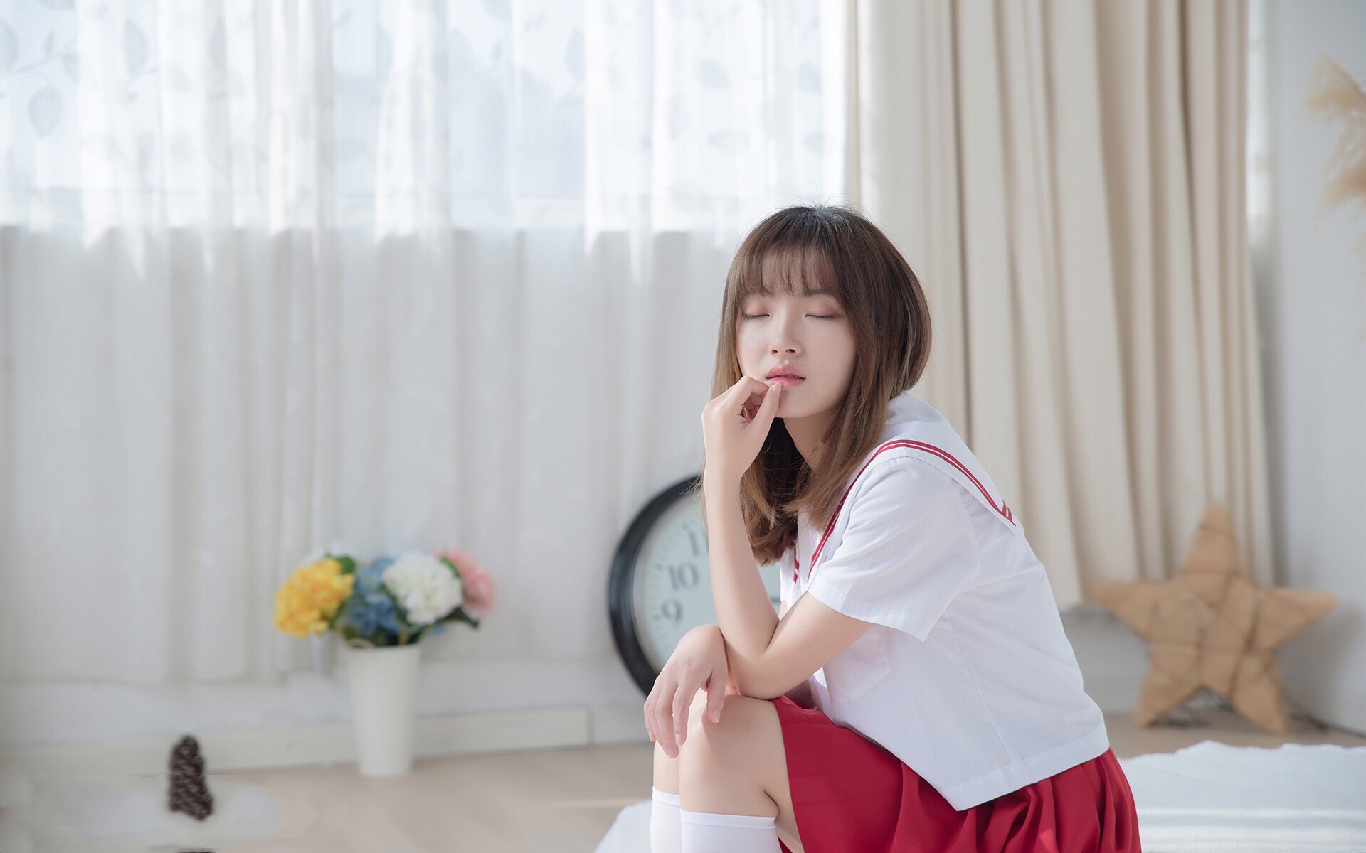 清纯学生装扮的女孩子,既漂亮又可爱,举手投足都是美丽