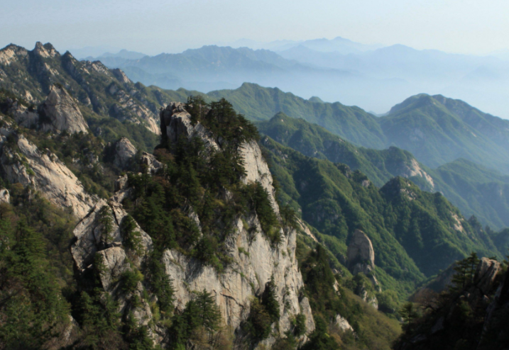 蓝天白云青山叠翠,这里真的太美了,你们知道在哪吗?