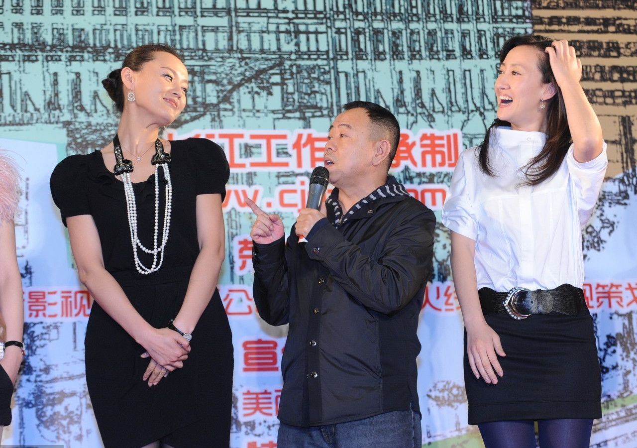 潘长江为梁爱琪脱高跟鞋,脱下鞋的那一刻,动作被赞:很绅士!