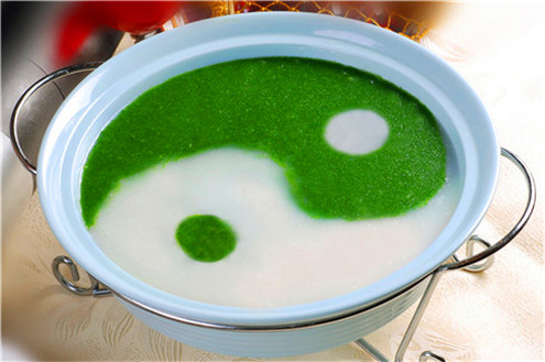 素太极羹:是一道美食,由菠菜,豆腐,草菇等原料制作而成.