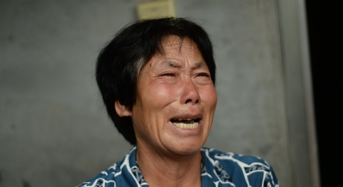 70岁的老父亲也因张化妹打开煤气,一氧化碳中毒而昏迷在床上.