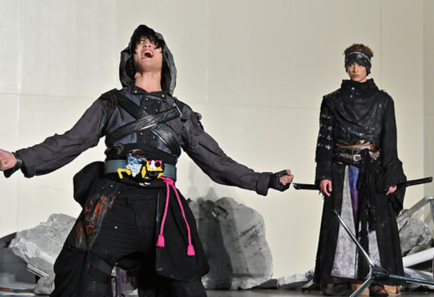 假面骑士迅暴怒变身,零一被锁喉,刃姐女皇蜂形态霸气来袭!