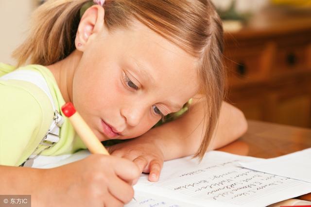 女儿学写字,考验的是当妈的心脏