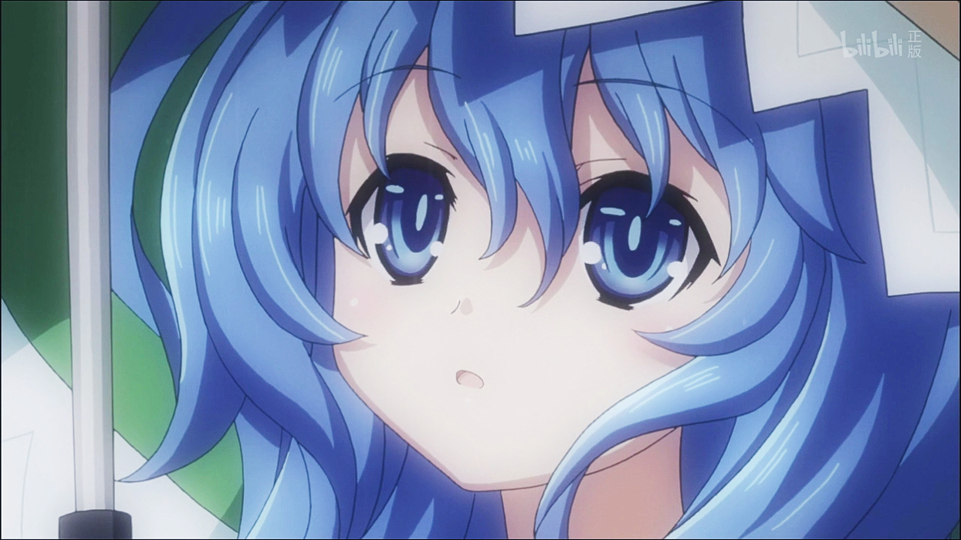 长相宛若法国娃娃般美丽的蓝发少女,外表年纪13岁