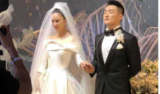 张馨予伴娘团曝光,表姐惊艳了全场,网友:五官像复制一样!