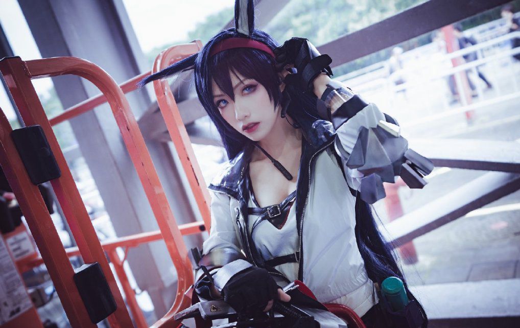 明日方舟煌cos:霸气外露,手中的机械能放下吗?