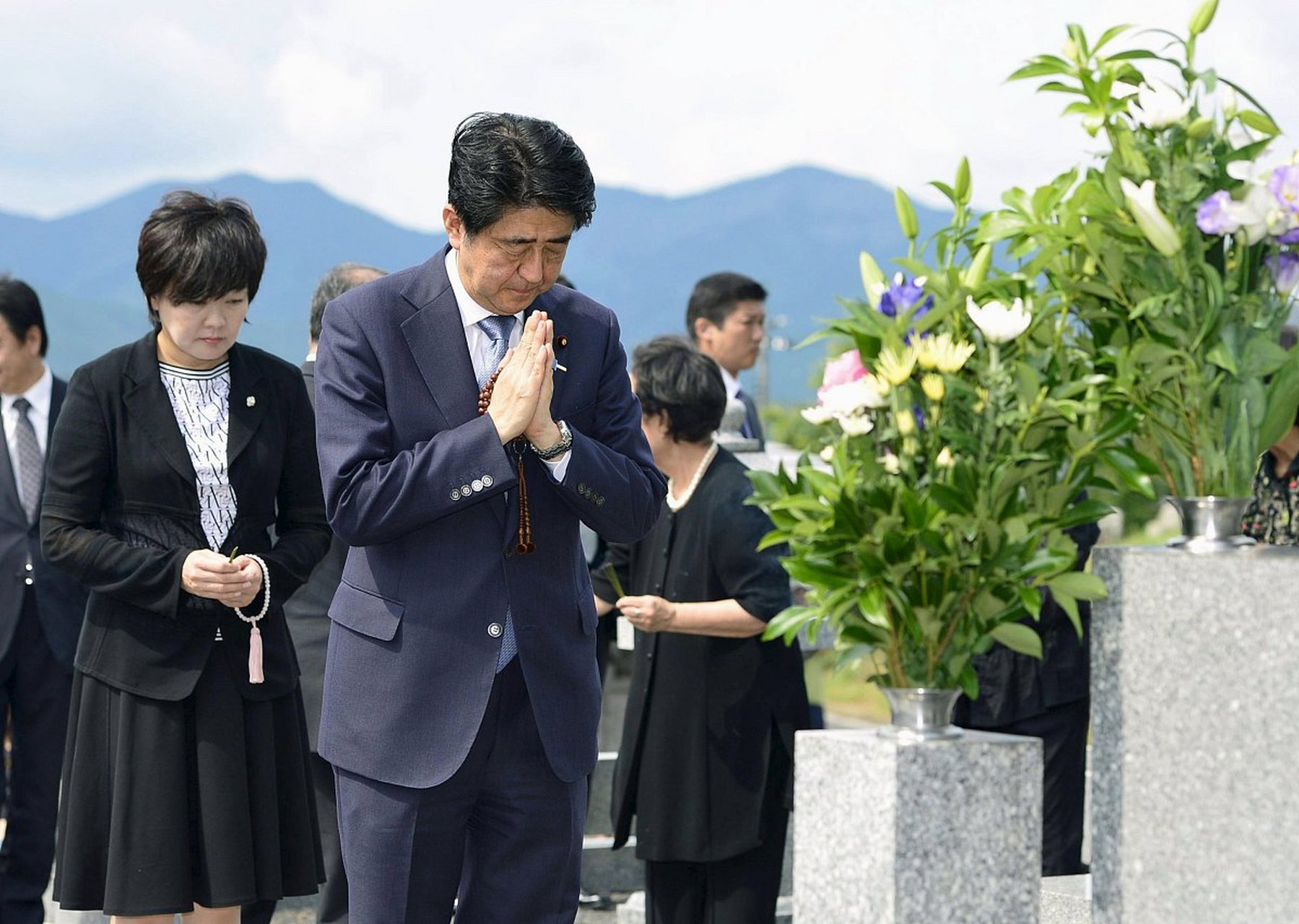 安倍晋三死去一周年#  日本安倍被枪杀一周年祭,竟发生了一幕"持枪"