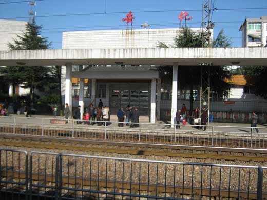 中国最"坑人"火车站:离县城那么远就算了,还要坐船去搭乘!