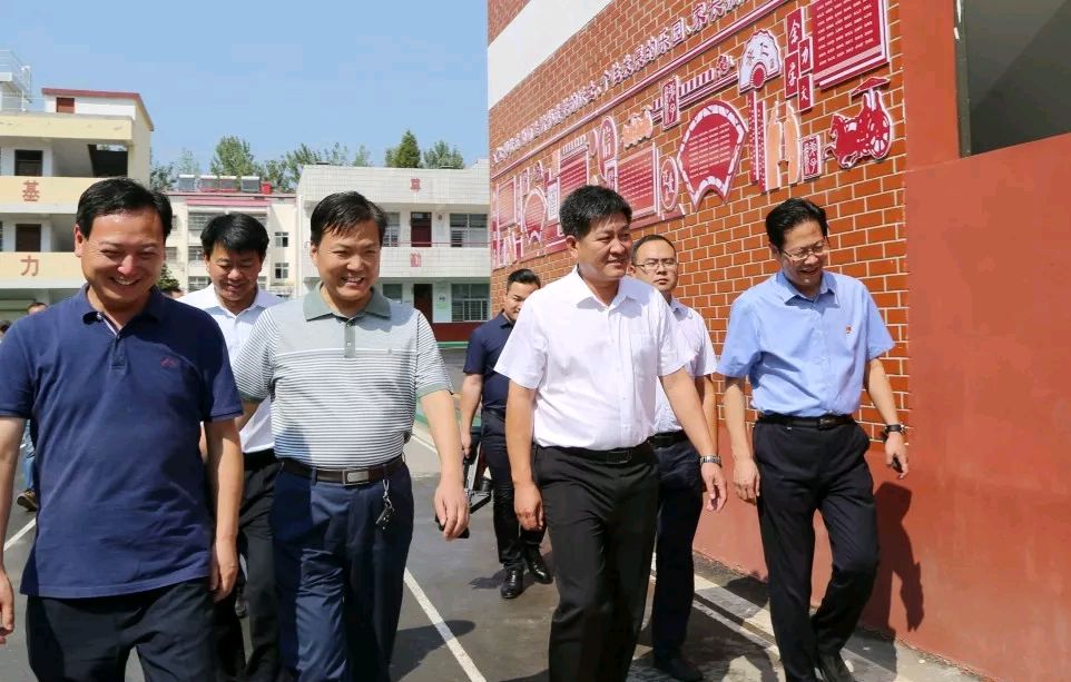 信阳市平桥区委书记李灵敏深入高梁店王岗乡调研