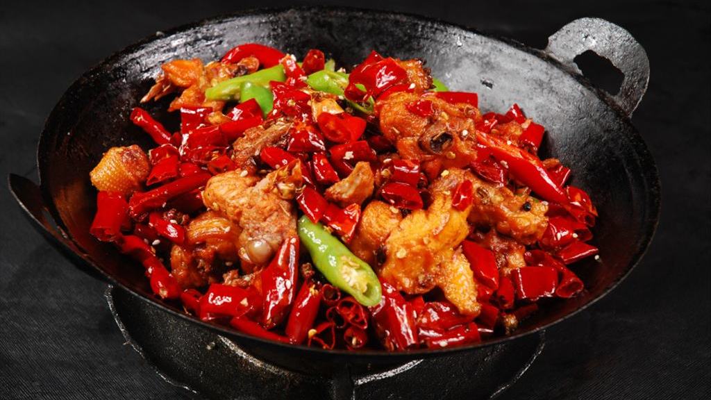 在家制作干锅鸡,麻辣鲜香,外焦里嫩,香辣入味,开胃又下饭!