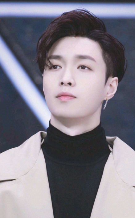 新规!男艺人演出时不得佩戴耳钉,为什么古代男子就可以戴耳钉?