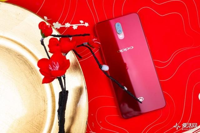 中国红搭上烫金祥云小猪 oppo r17新年版才是最有节日气氛的智能手机