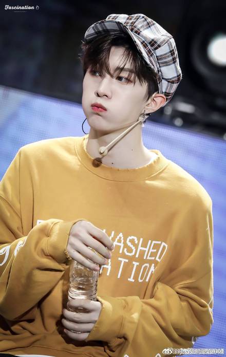 范丞丞的各种"嘟嘟嘴",网友:这是哪里来的小可爱呀