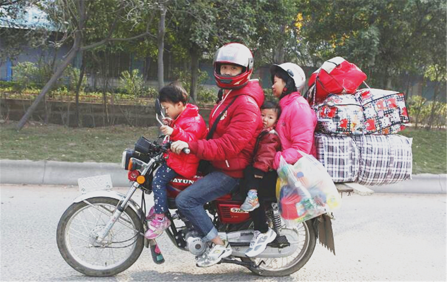 10张图看摩托车返乡,农民工兄弟骑摩托车过年回家路!