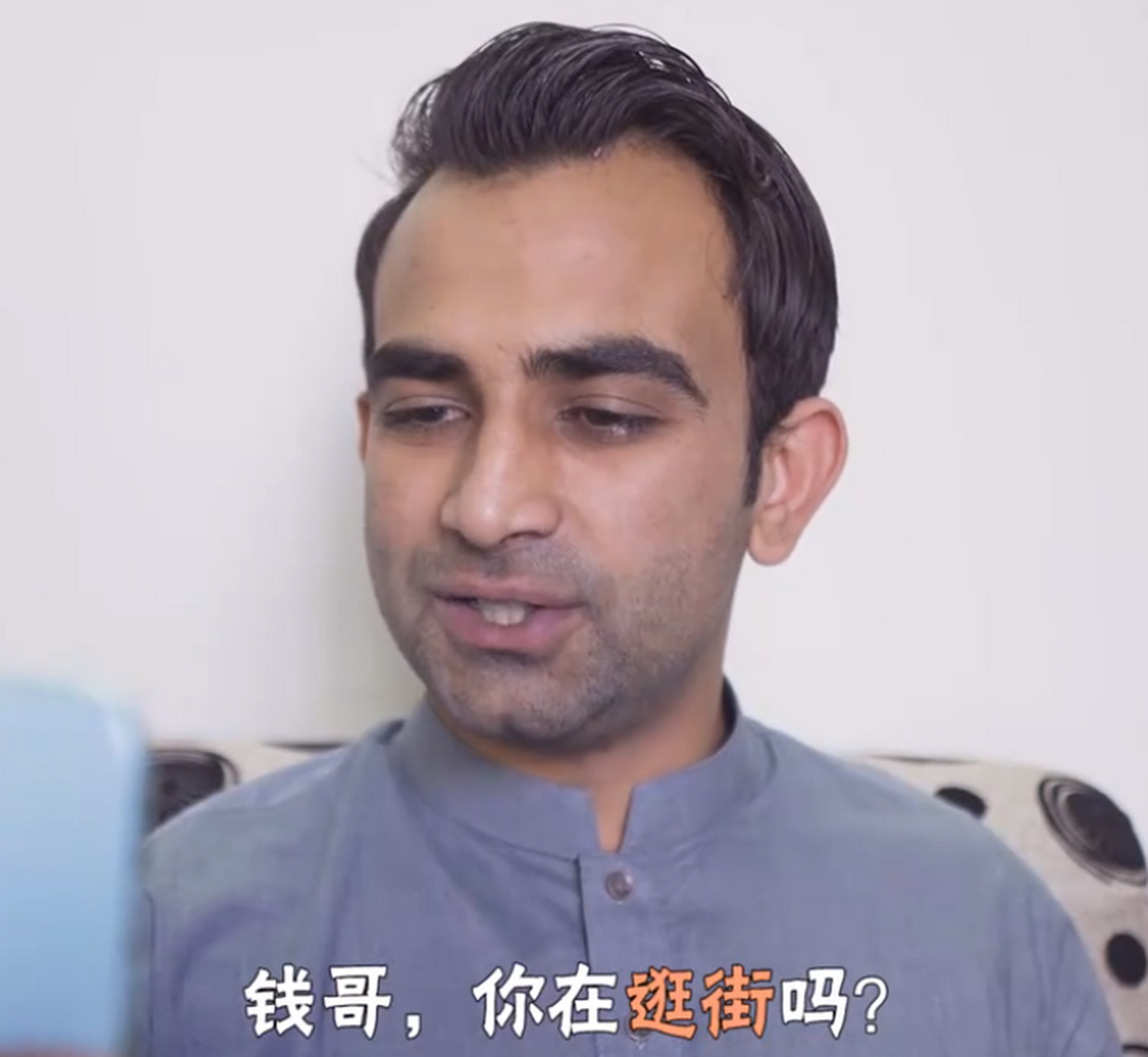 钱哥给女友准备了生日礼物,却遭到迪拜老哥沈易的嫌弃,下一秒沈易直接