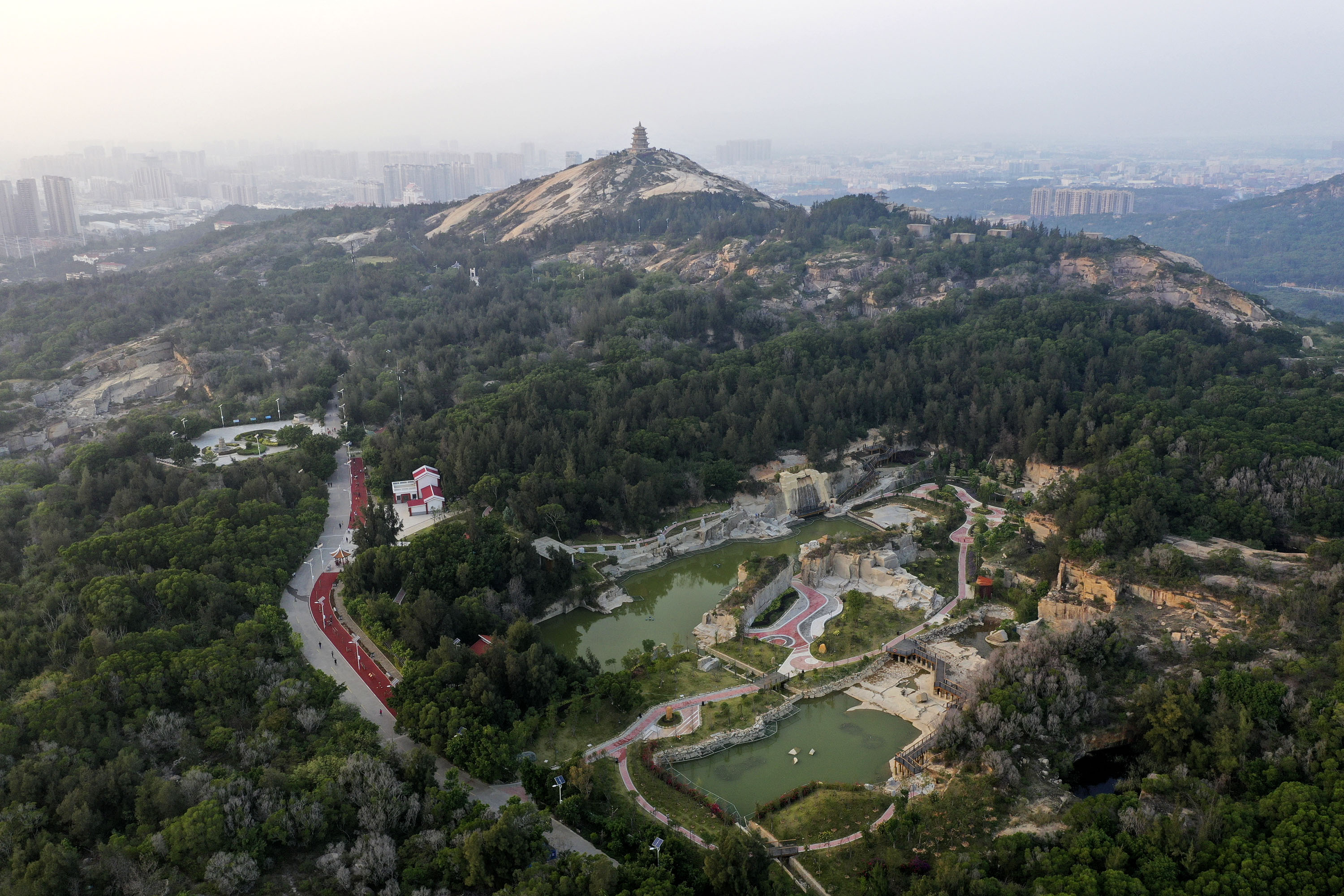 福建石狮:石窟变公园 荒坡成绿地(2)