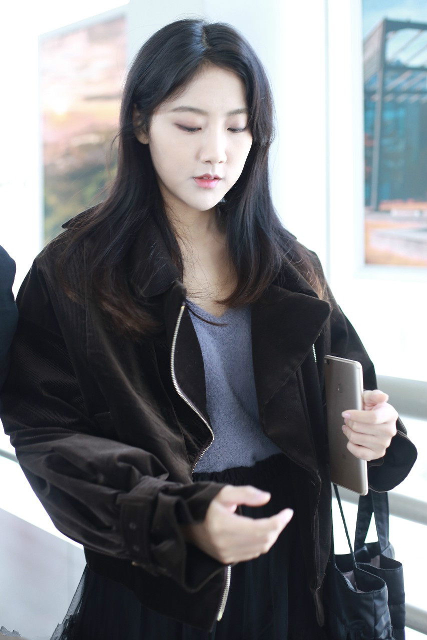 李艺彤穿黑色外套现身机场,皮肤白皙.