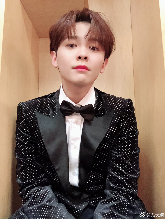 歌手尤长靖晒自拍,颜值一如既往优秀,网友:靖靖太帅了