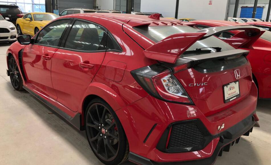 首台19款本田思域type-r提车,骚红车身太炫,65万你说值不值?