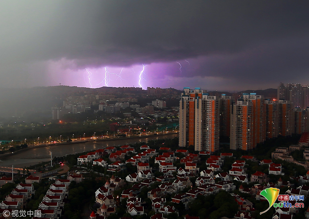 福建泉州遭遇雷暴天气 电闪雷鸣好似撕裂天空