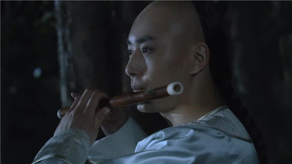 甄嬛传:果郡王雨夜吹笛那晚,甄嬛跑出去时浣碧为何给她一把伞?