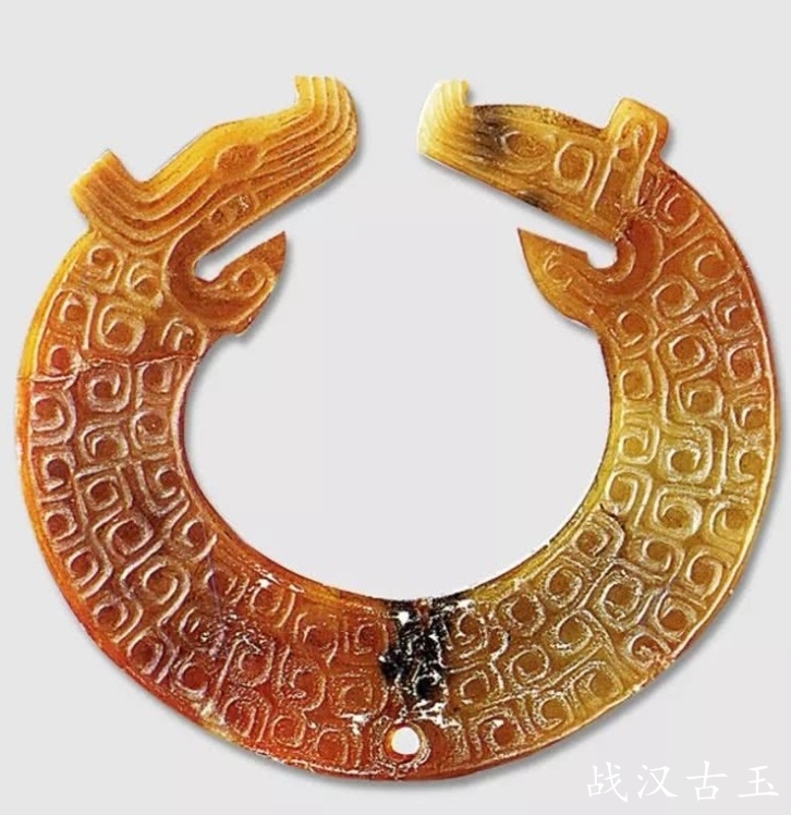 双龙首玉玦 这件双龙首玉玦出土自战国中山王厝墓,玉料为青玉,两端