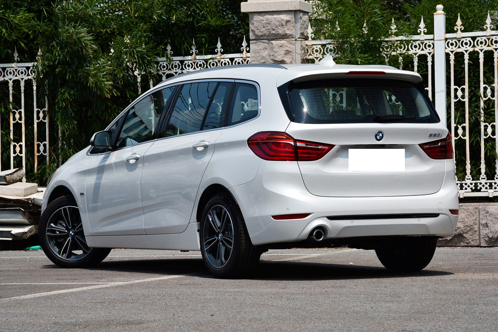 宝马2系多功能旅行车,外观大气且精致,百公里油耗为6.3l