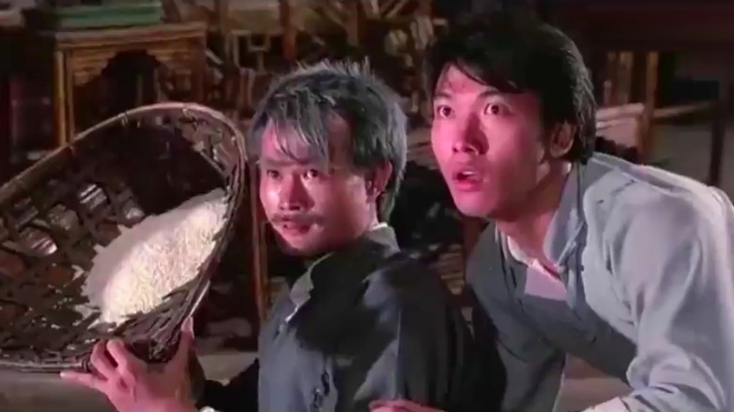 一部经典僵尸片,钱小豪后背墙上挂着林正英的头像