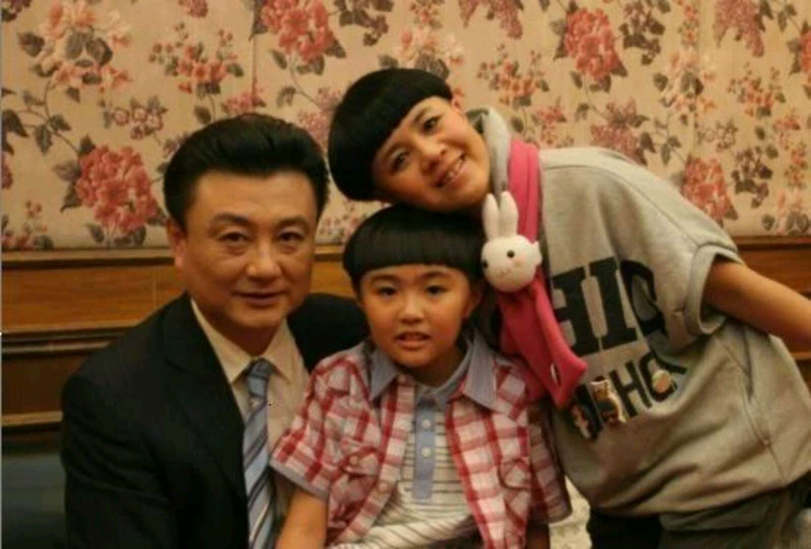 老公是著名央视主持人,何炅叫她"姐",如今52岁和女儿似姐妹