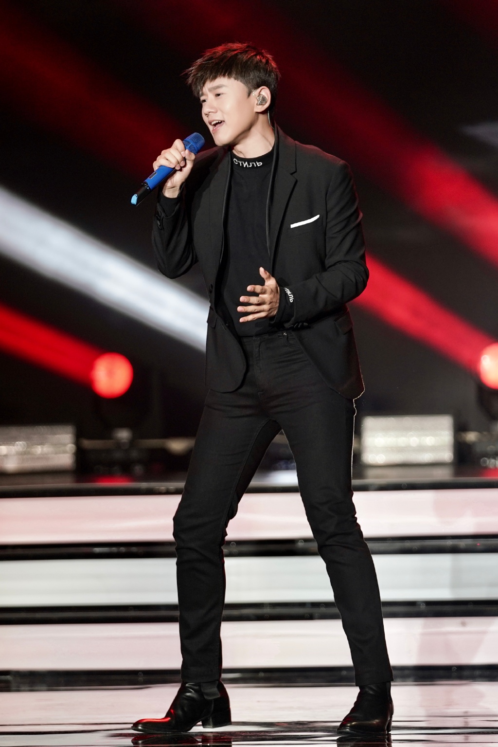 张杰真会穿,"凌乱发"配上条纹西装时尚又减龄,男神范十足