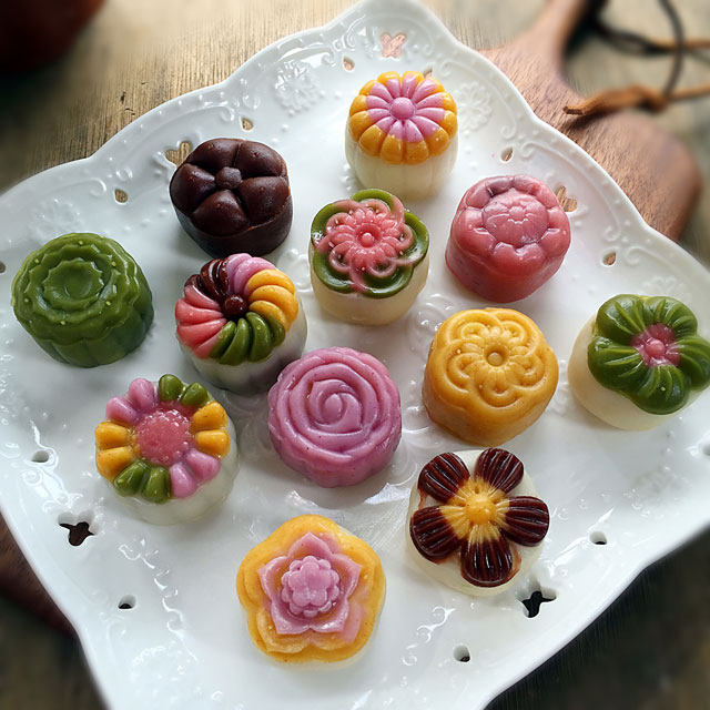 彩色冰皮月饼,口感软糯甜而不腻,吃一个还想吃第二个