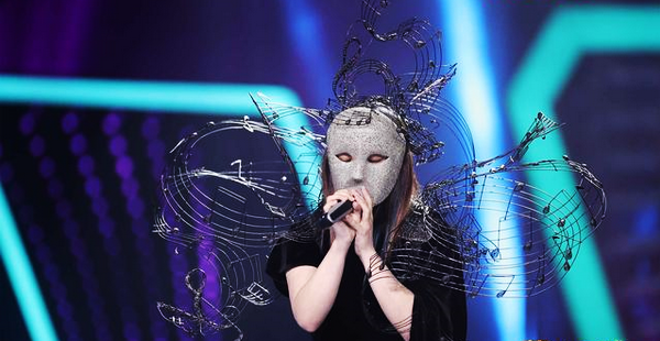 《蒙面唱将》迎来实力歌手,歌声似天籁,摘下面具前她就被猜出