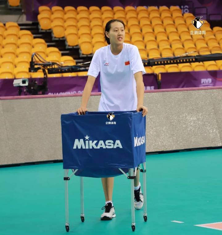 中国女排新锐副攻杨涵玉做客直播间,排球偶像大揭秘
