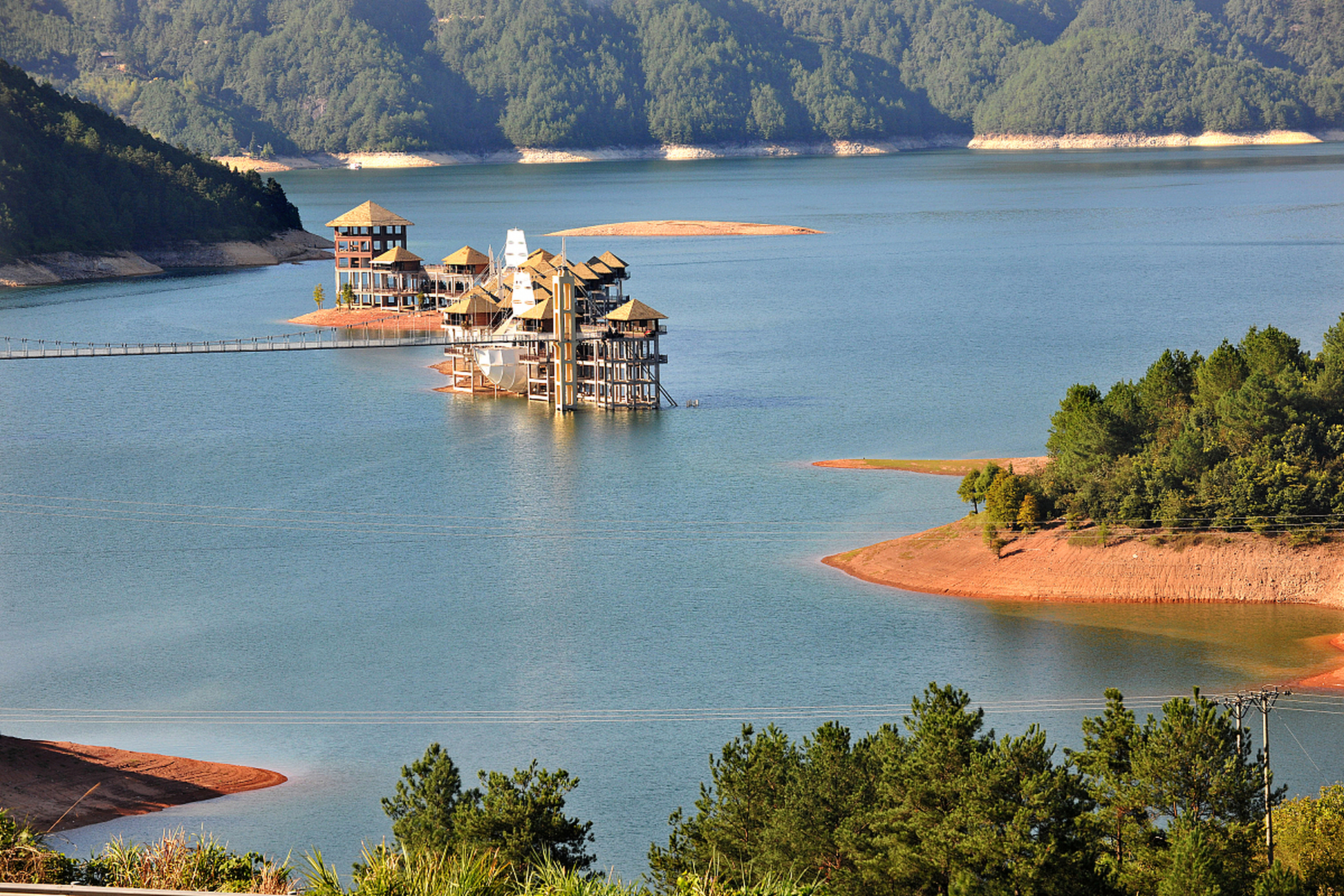 陕西旅游全攻略# 凤县凤凰湖景区,这处国家aaaa级旅游景区,犹如一颗