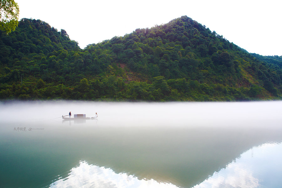 欢伯无声,青天如镜,境如莲. 迎朝阳,伴风流,清平乐.
