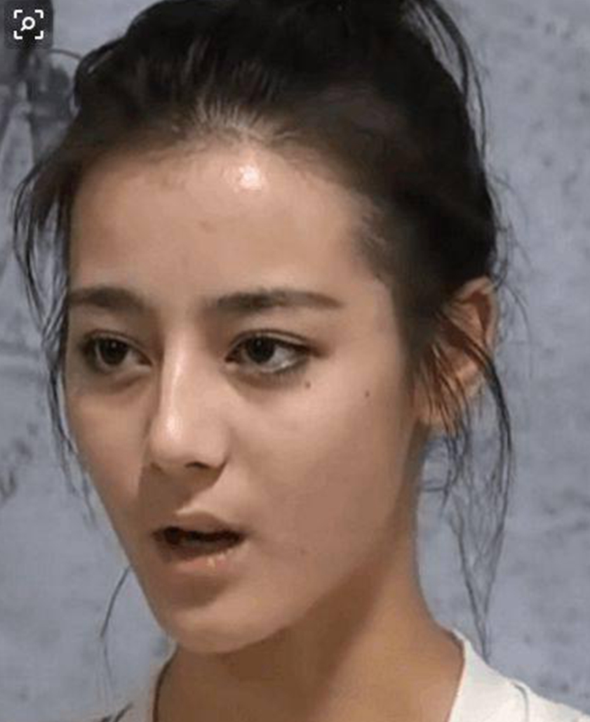 盘点女星素颜照,热巴额头冒痘痘,李小璐满面油光,只有她无差距