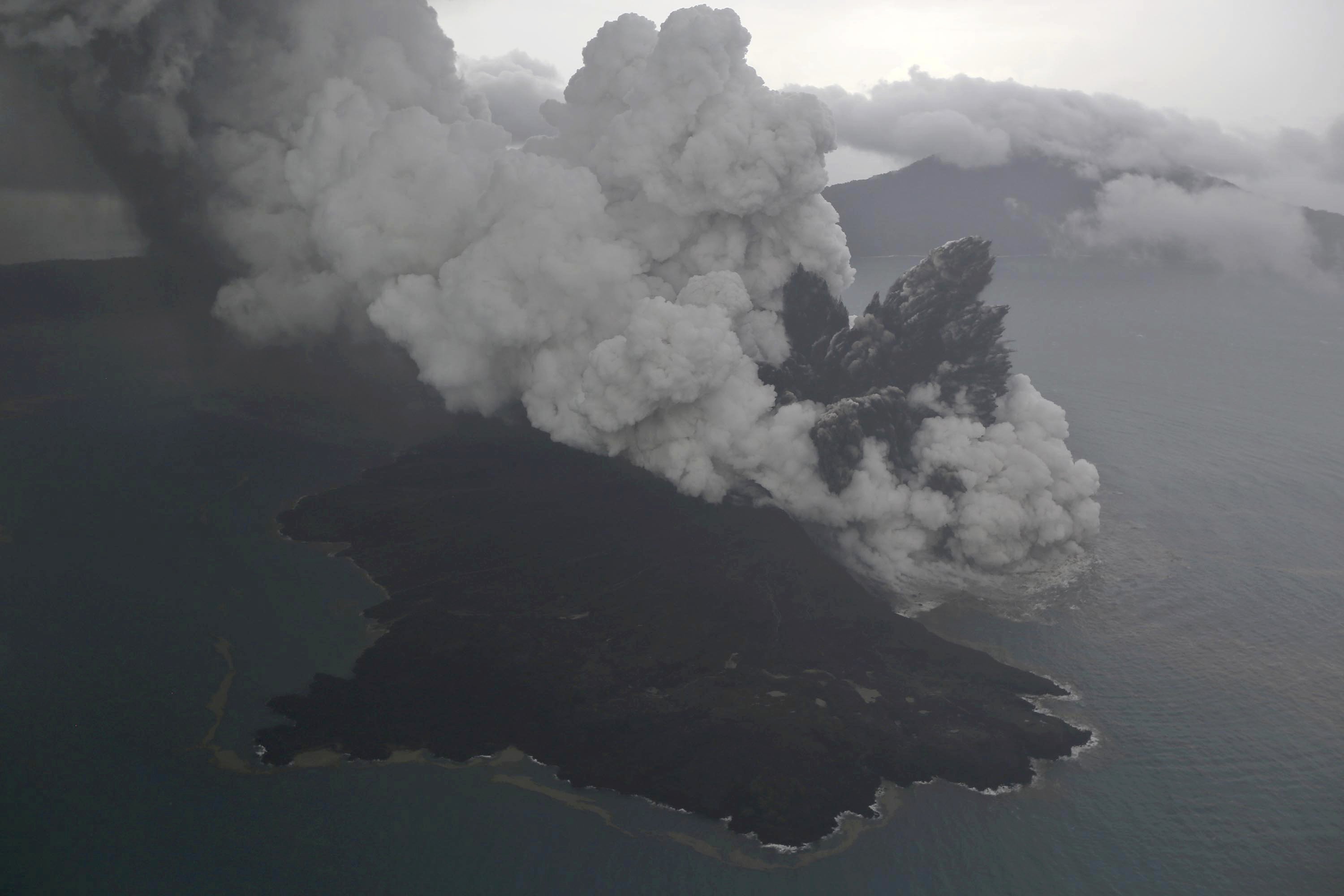 实拍喀拉喀托火山喷发 引发印尼致命海啸