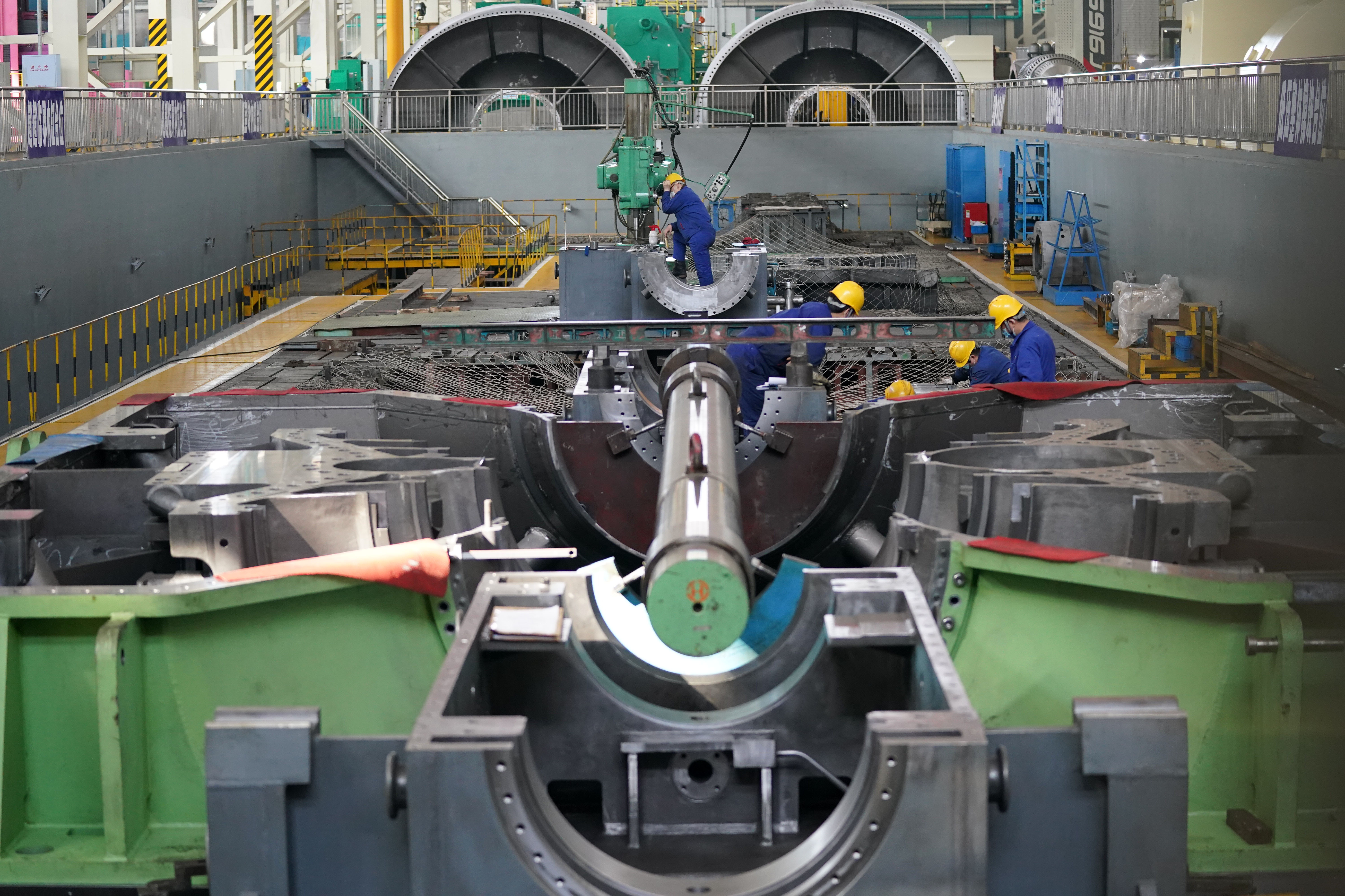 3月9日,在哈电汽轮机生产车间,工人进行生产作业
