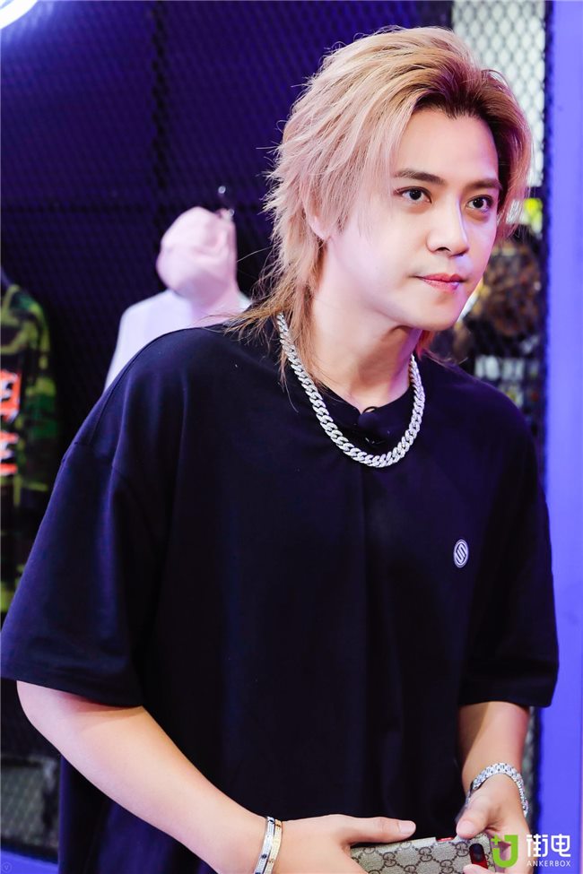 街电亮相yohood 2018潮流展  打造颜值爆表潮电站