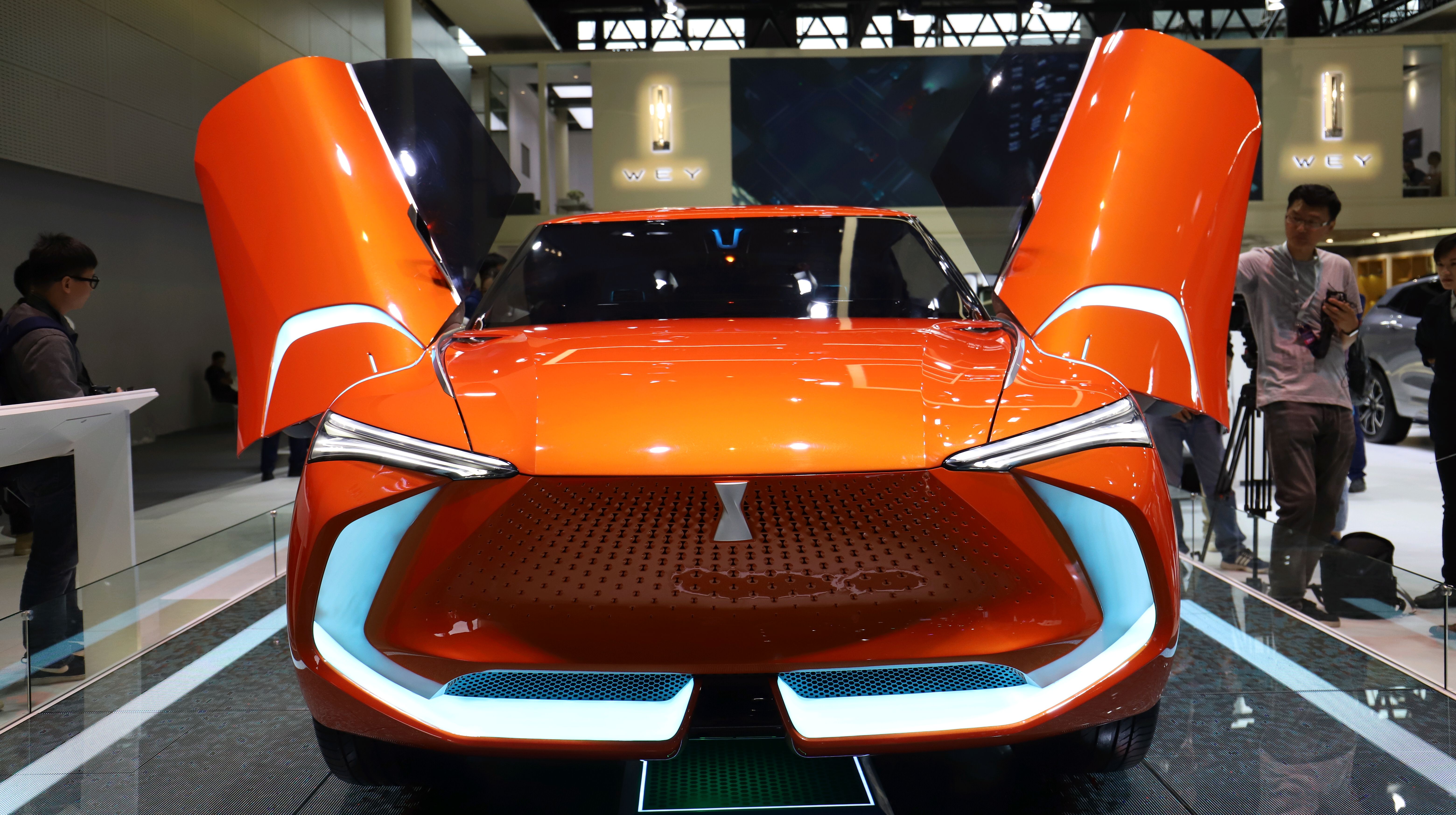 国产魏派最新概念车第一次亮相车展,橙黄配色与科技感的完美结合